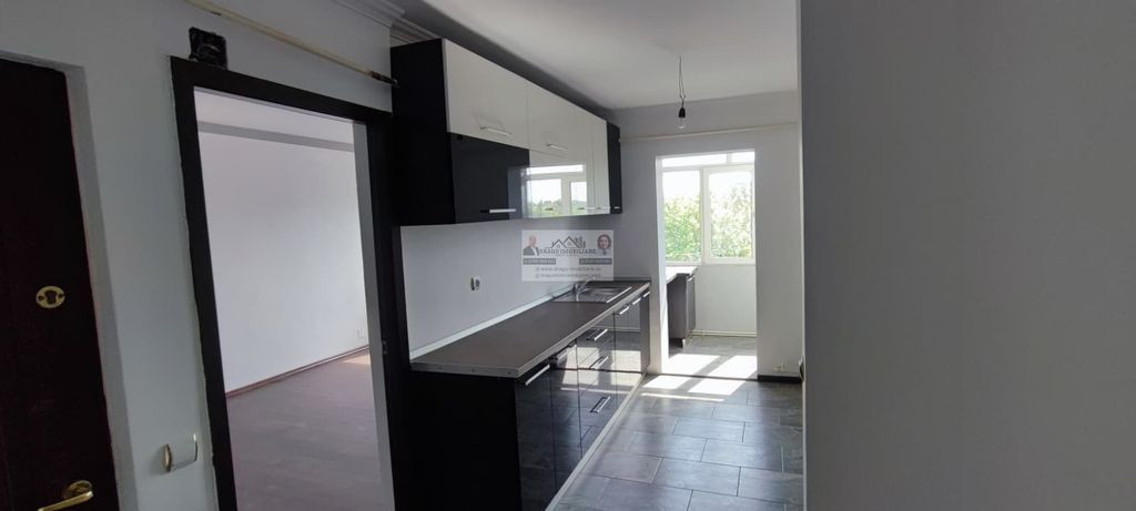 Apartament 3 camere / Tecuci / Central