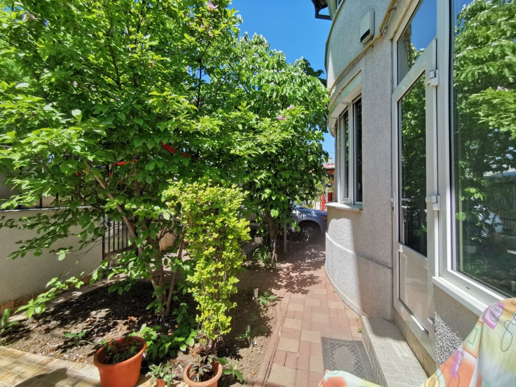 Casa Strada Muntii Carpati, 5 camere, curte proprie
