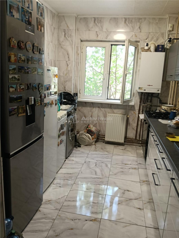 Apartament cu 3 camere-Bloc reabilitat-Teius-Stradal-Mobilat