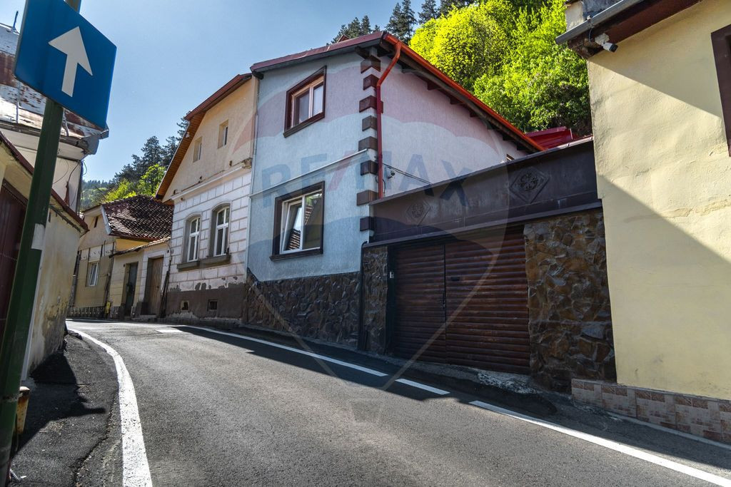 CASA COMPUSA DIN 2 APARTAMENTE, SCHEII BRASOVULUI| COMISI...