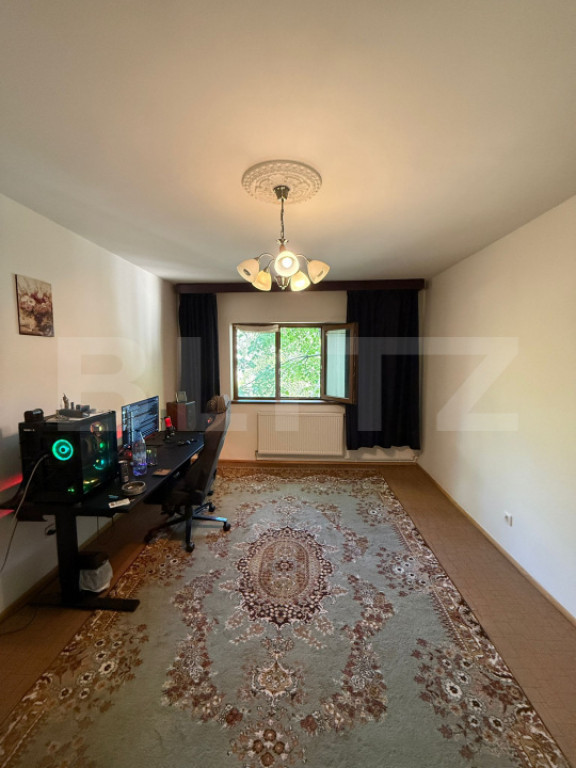 Apartament cu 3 camere, decomandat, etaj 2 din 4