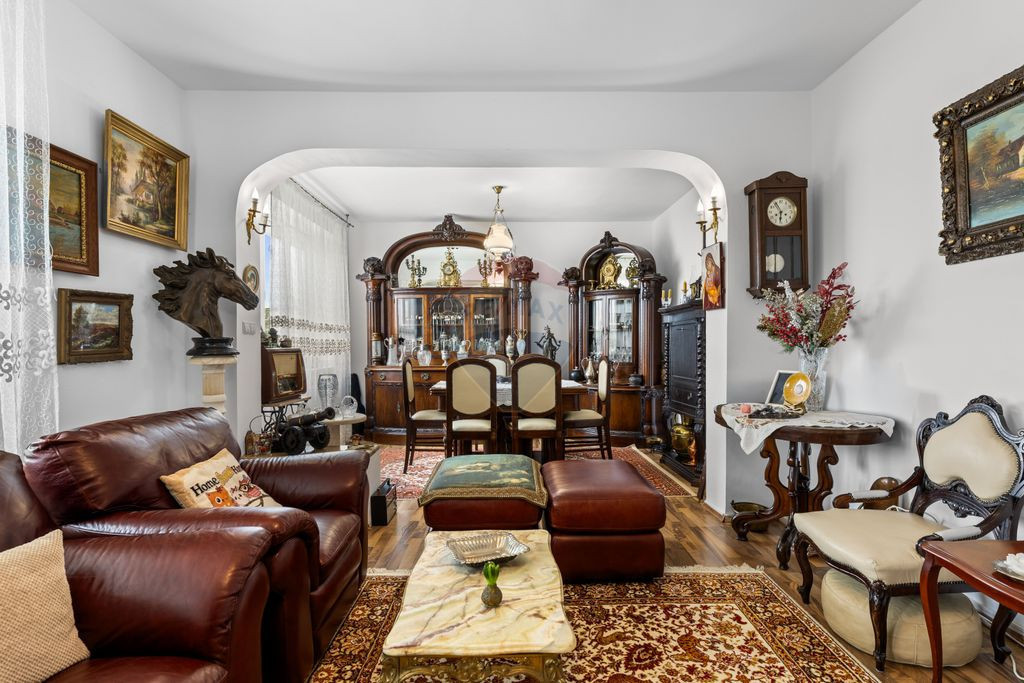 Apartament spațios de vânzare în zonă selectă -Strad...