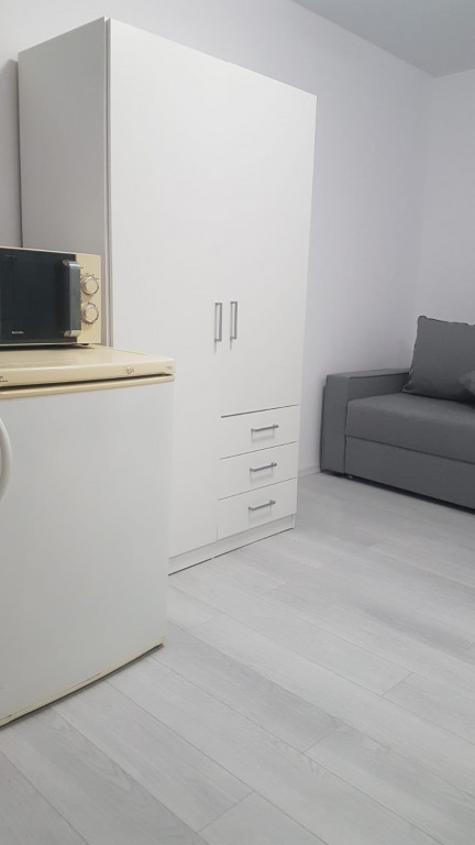 Ofer spre inchiriere garsonieră la casa