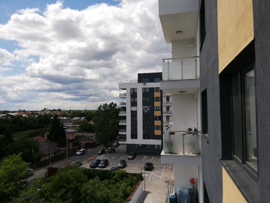 Vând apartament cu 2 camere, decomandat nou + loc de parcare, situat