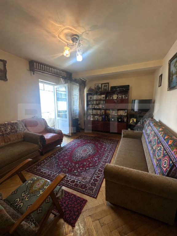 Apartament 3 camere de vânzare – zonă centrală