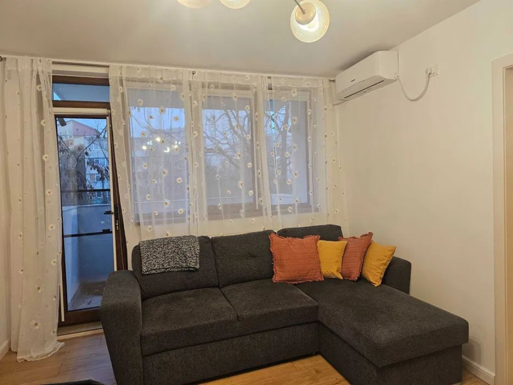 De vanzare apartament 3 camere mobilat, etaj 2, zonă lin...