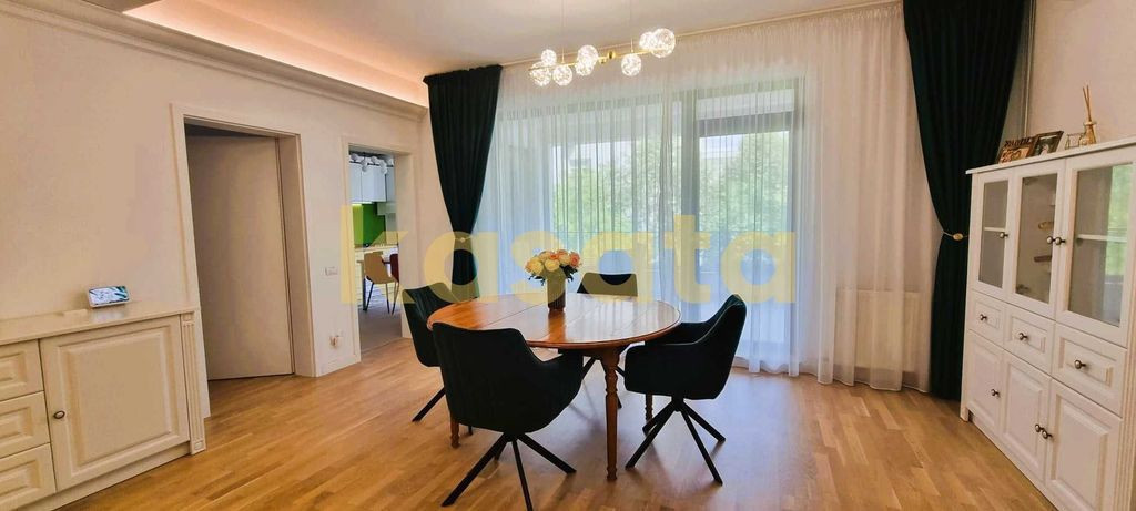 Apartament spațios cu 4 camere de închiriat în zona Av...