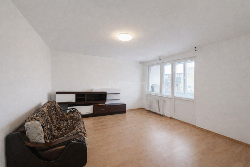 Apartament decomandat cu 3 camere, zona Cetate