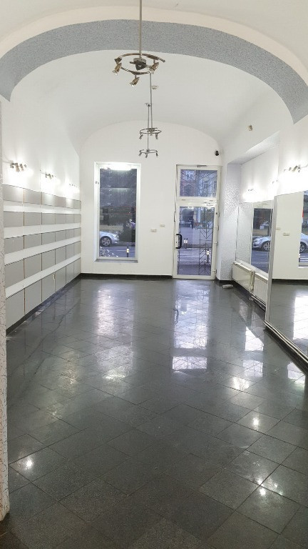 Dau in chirie spatiu comercial central Piata Avram Iancu
