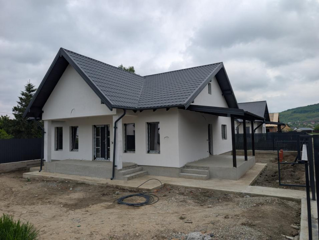 Vând casa la cheie în Hemeius - Parc Dendrologic