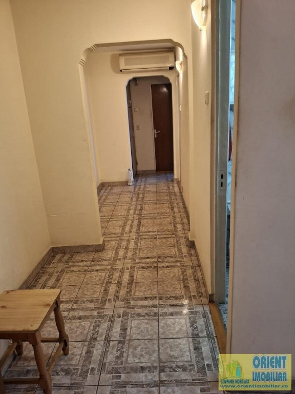 FAR, de vanzare 3 camere, decomandat, etaj 1, gaze