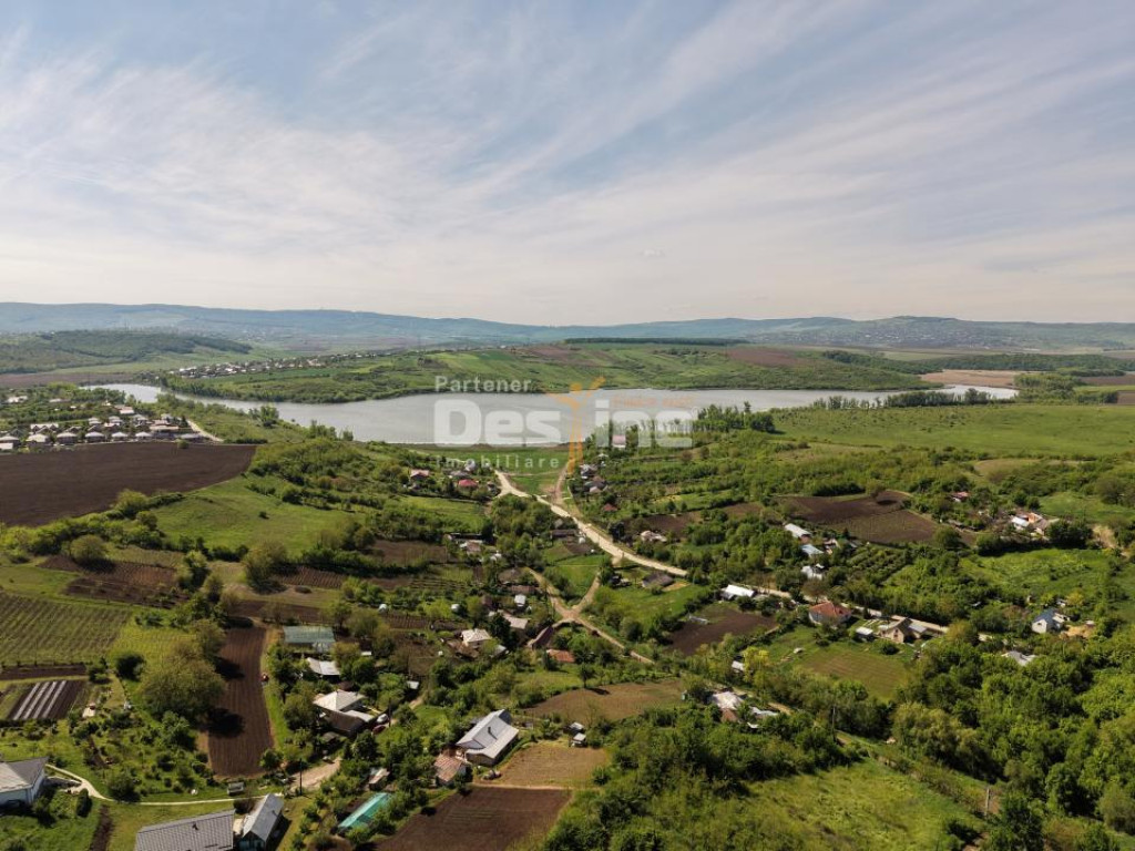 Teren compact intravilan 8000 mp vedere spre Lac, utilităț