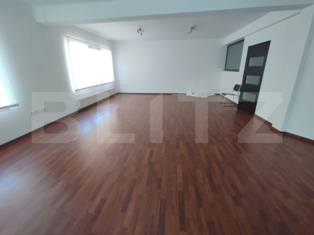 Spațiu comercial de inchiriat, modern, situat langa judecat