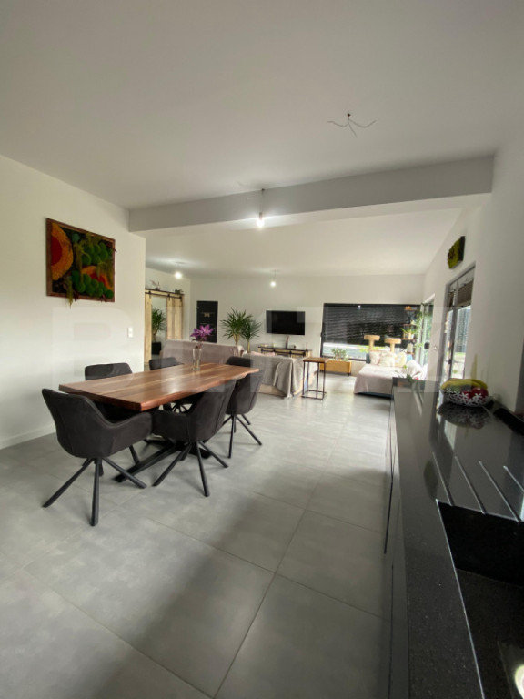 Casă de vânzare – 120 m², complet mobilată – Stil mo