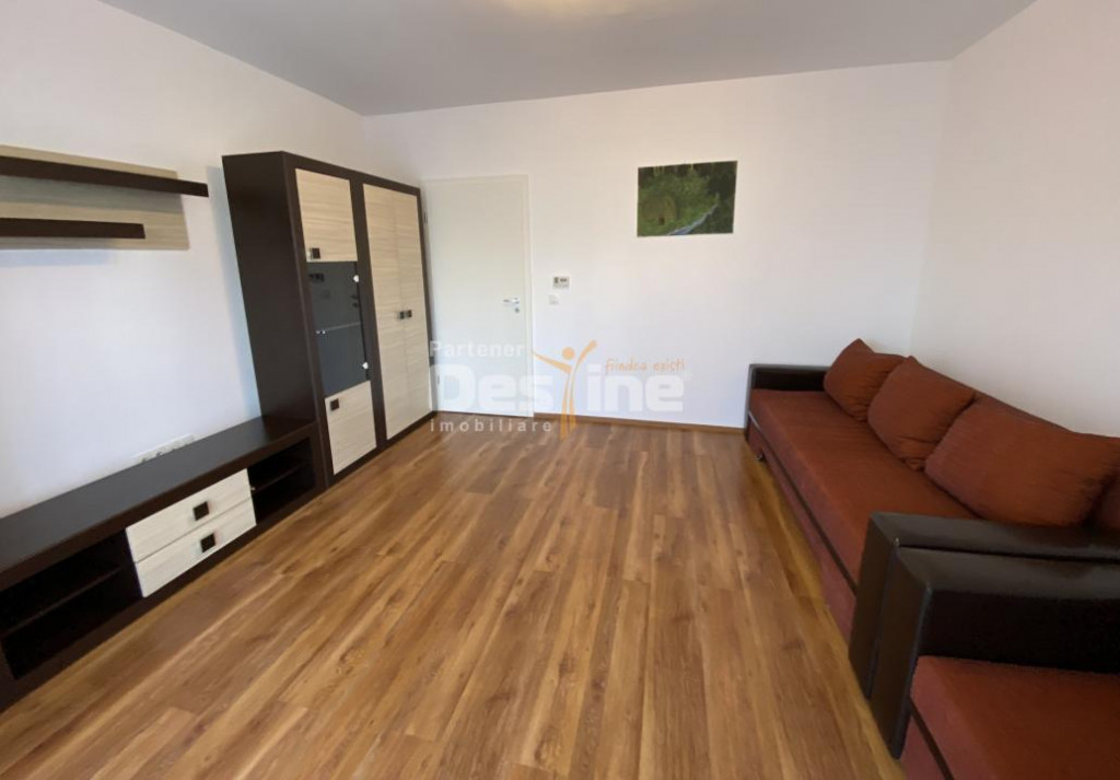 Garsoniera situata la etaj intermediar, cu balcon si loc de