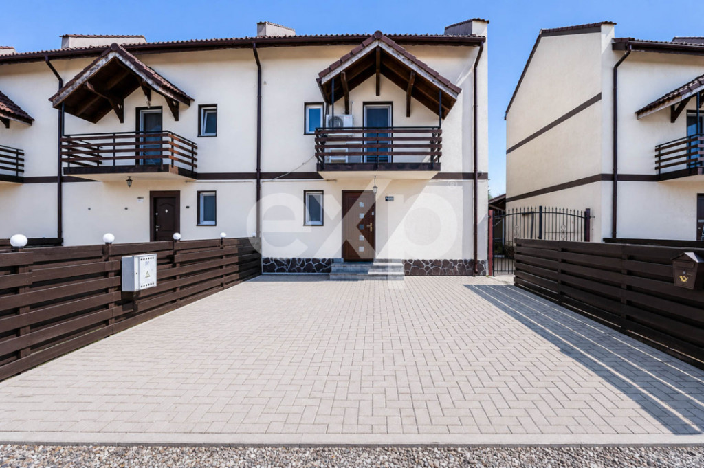Corp de casă renovat, curte comună – Str. Lungă, Brașo