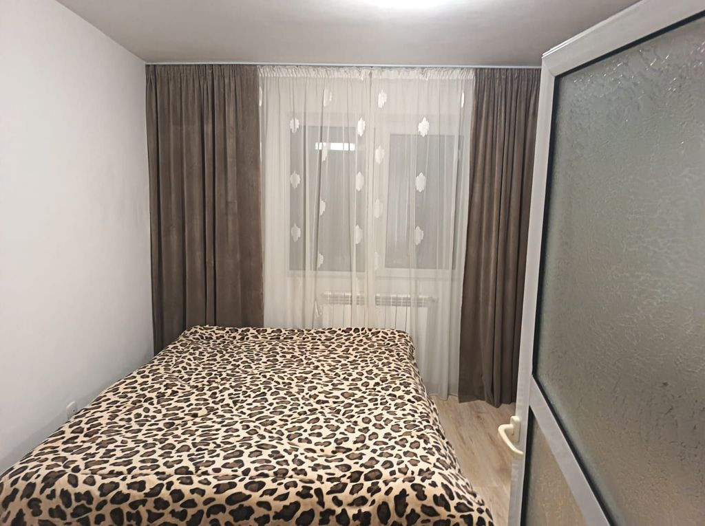 De vanzare apartament 3 camere – Micro 40 – Parter cu...