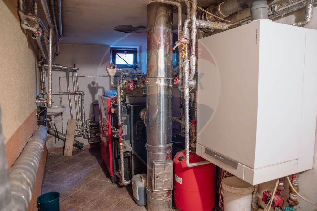 Casă / Vilă cu 10 camere de vânzare în zona Nord-Vest