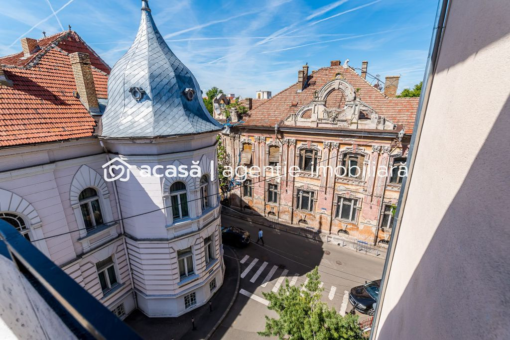 Apartament ultracentral cu 4 camere renovat recent Comisi...