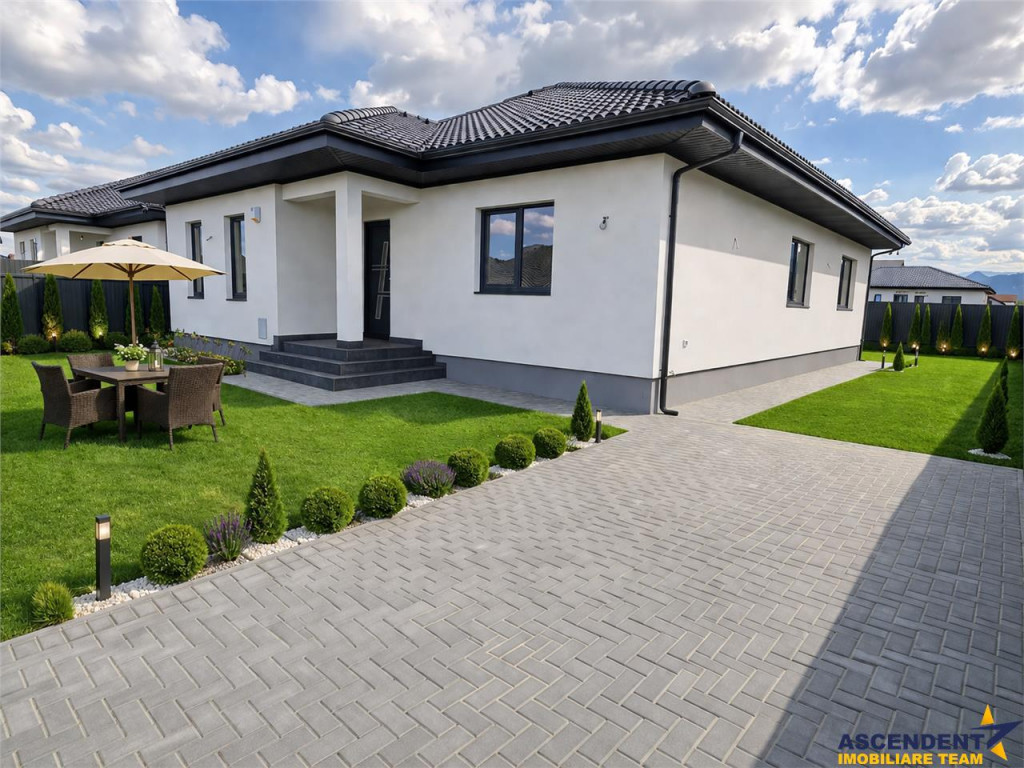 Casa parter cu priveliste spre munte,singur in curte