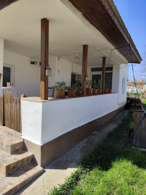 Casă renovată complet, 1800 mp teren, zonă liniștită î