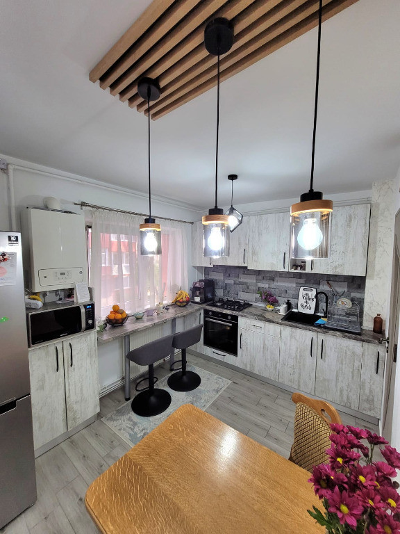 Apartament 2 camere, decomandat - zona Astra