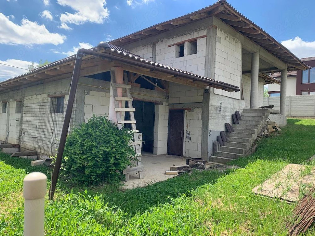 Casă la roșu, – Oradea, str. Caișilor. 175 000 E . C...