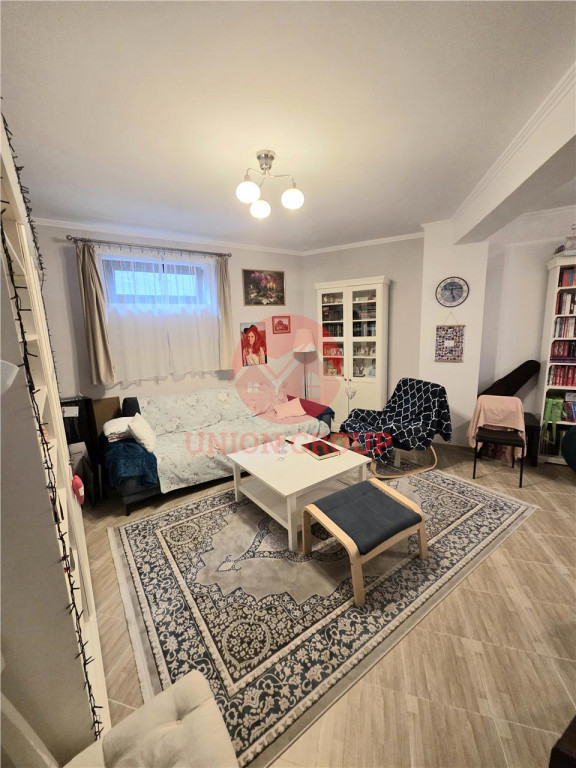 Apartament Spatios, 3 Camere, Decomandat, Demisol, Zona Prim