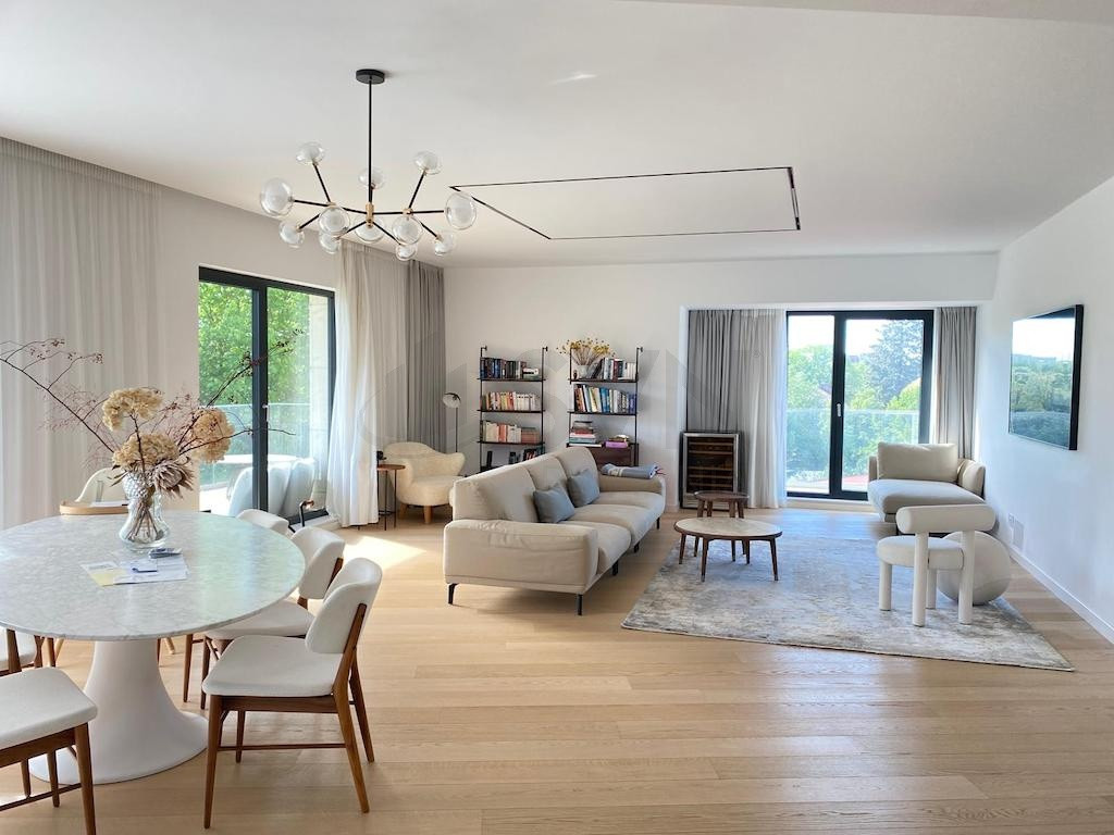 Apartament spatios Primaverii - singur pe etaj