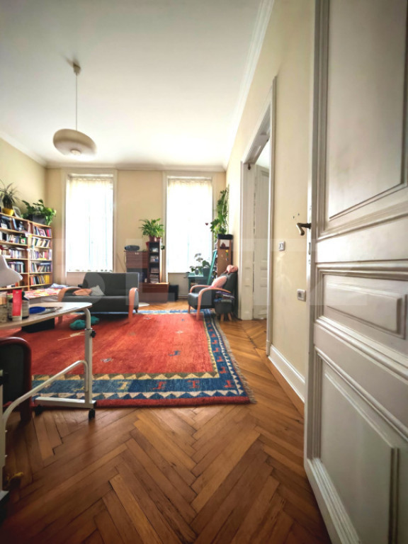 Apartament 3 camere, 110 mp, bucatarie generoasa, etaj intem