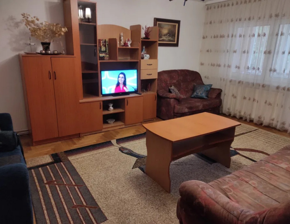 Apartament 4 camere, decomandat - zona Noua
