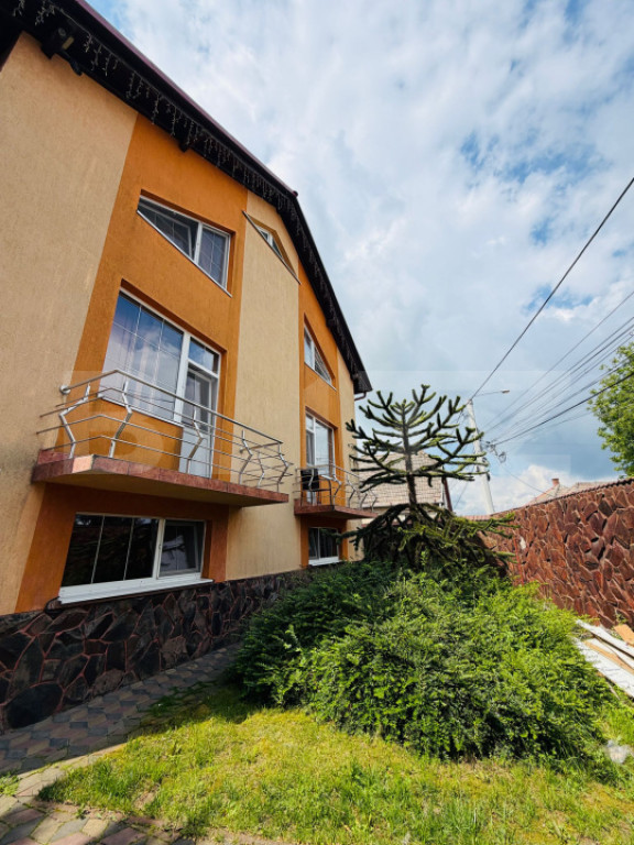 Casa individuala - 9 camere, 369 mp, 868 mp teren, zona Micr