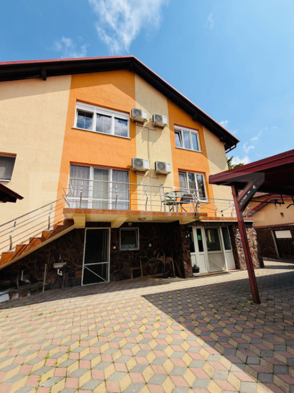 Casa individuala - 9 camere, 369 mp, 868 mp teren, zona Micr