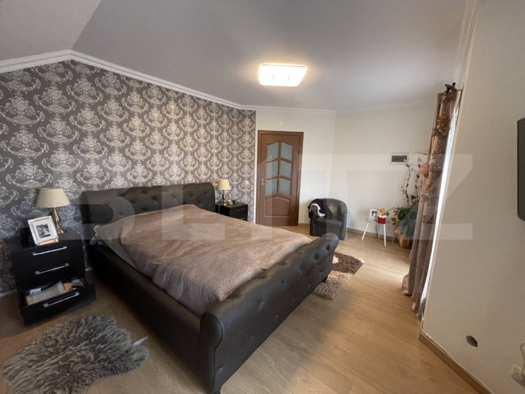 Casa de vanzare 5 camere, 195 mp, terasa inchisa, garaj curt