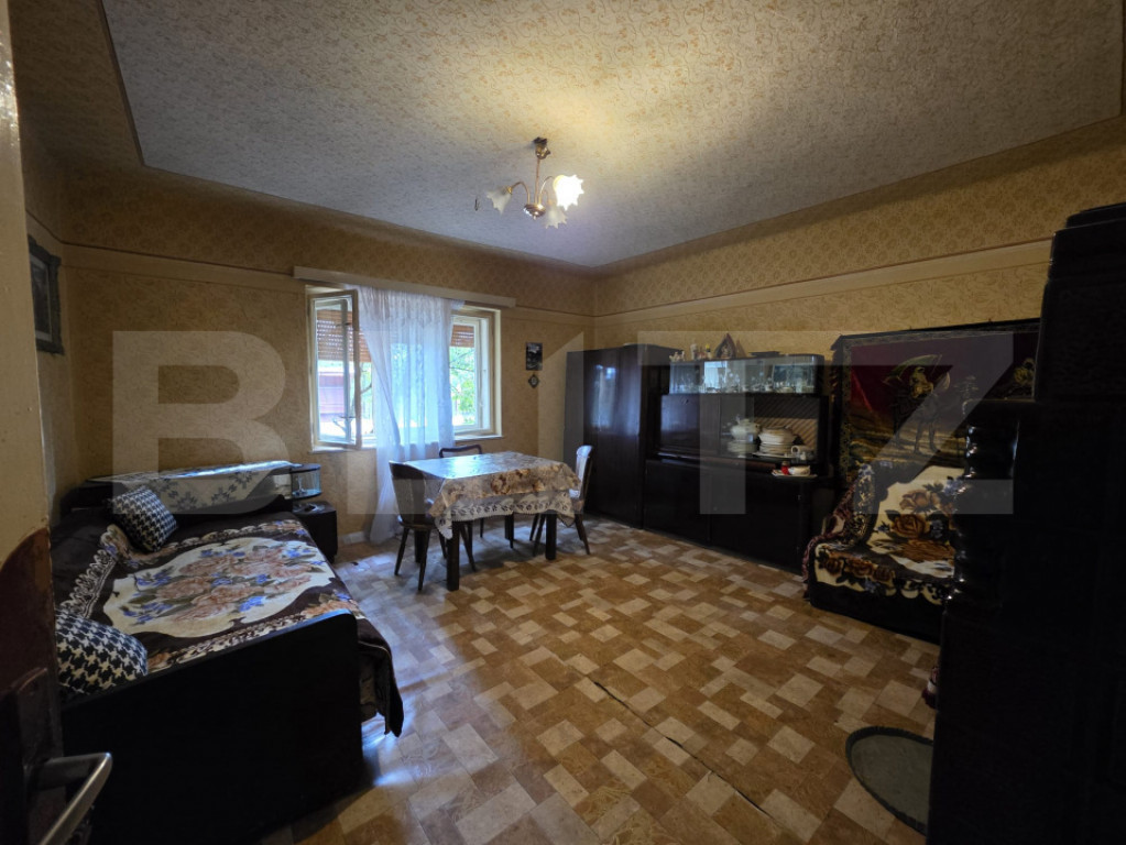Casa de vanzare cu 2 camere, 74 mp, zona Medisu Aurit Satu M
