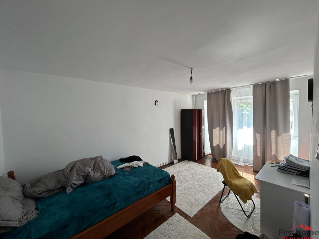 Garsoniera de etaj 3, zona Ceasul Rau