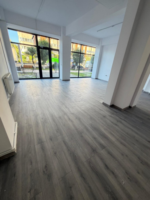 Spatiu comercial, 80 mp, zona centrala din Filiasi cu deschi