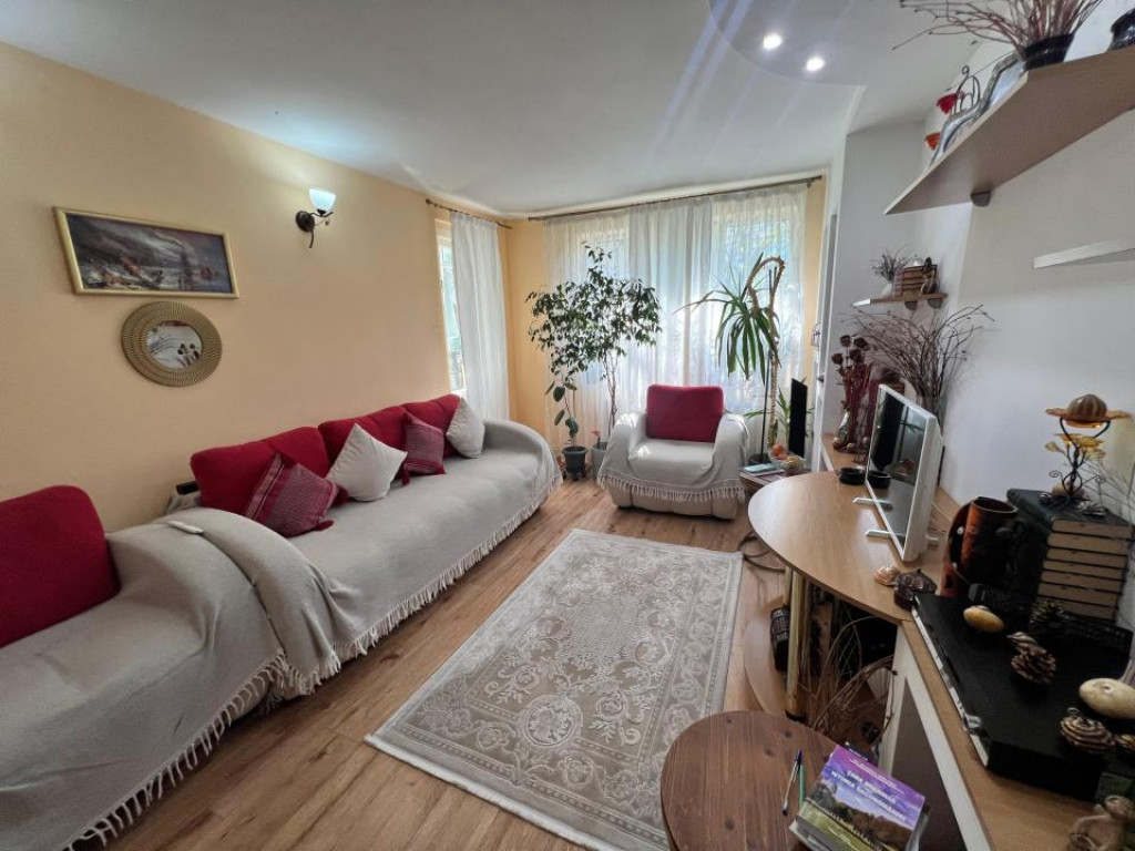 Far apartament 3 camere decomandat etaj 1 loc parcare