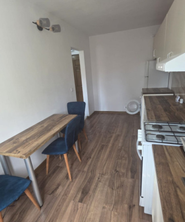 Garsonieră decomandată, 30 mp, mobilată modern, curte pri