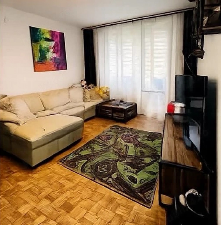 Apartament 2 camere, semidecomandat - zona Tractorul