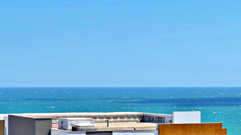 Studio modern cu vedere la mare în Mamaia Nord – Bloc Whi