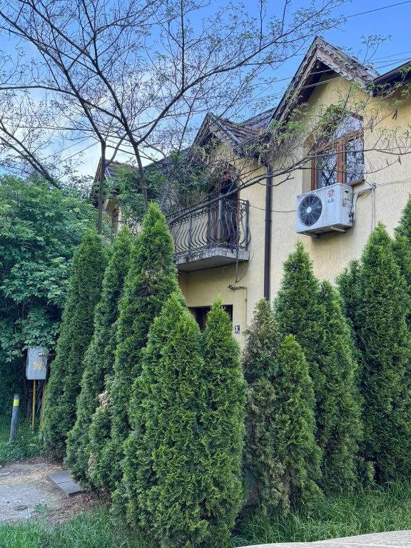 Casă la poalele Cetatii– 6 camere, panoramică, ideală