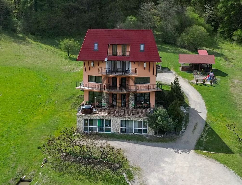 Pensiune la cheie de vanzare | 10 camere | Sacele, Brasov...