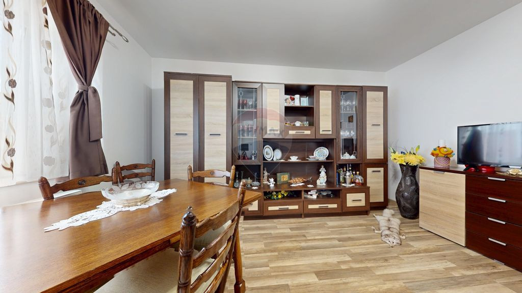 Casă de vânzare în Hărman – 1004 mp teren – Desch...