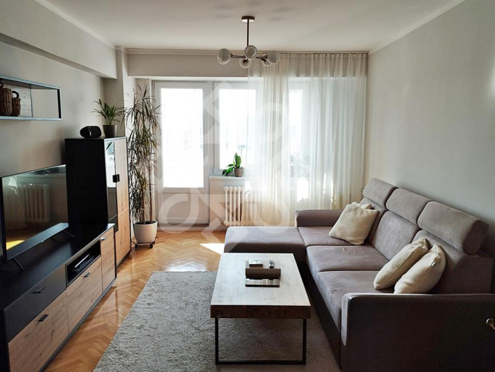 Apartament cu 3 camere si loc de parcare, zona Decebal