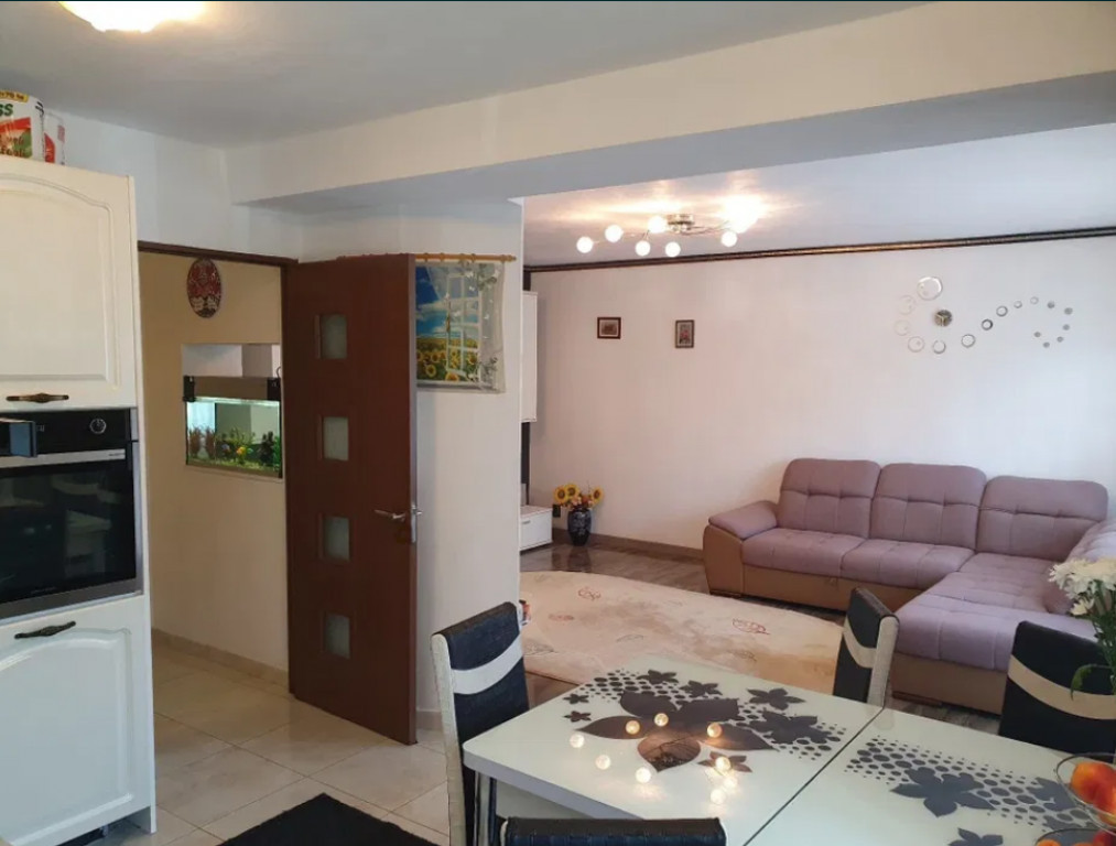 Apartament 4 camere, decomandate - zona Noua
