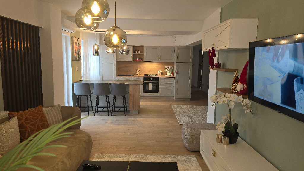 Inchiriez apartament 4 camere cu GARAJ,DISPONIBIL DIN DATA DE 01.07.26
