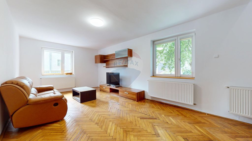 De închiriat: apartament 4 camere pe 2 nivele