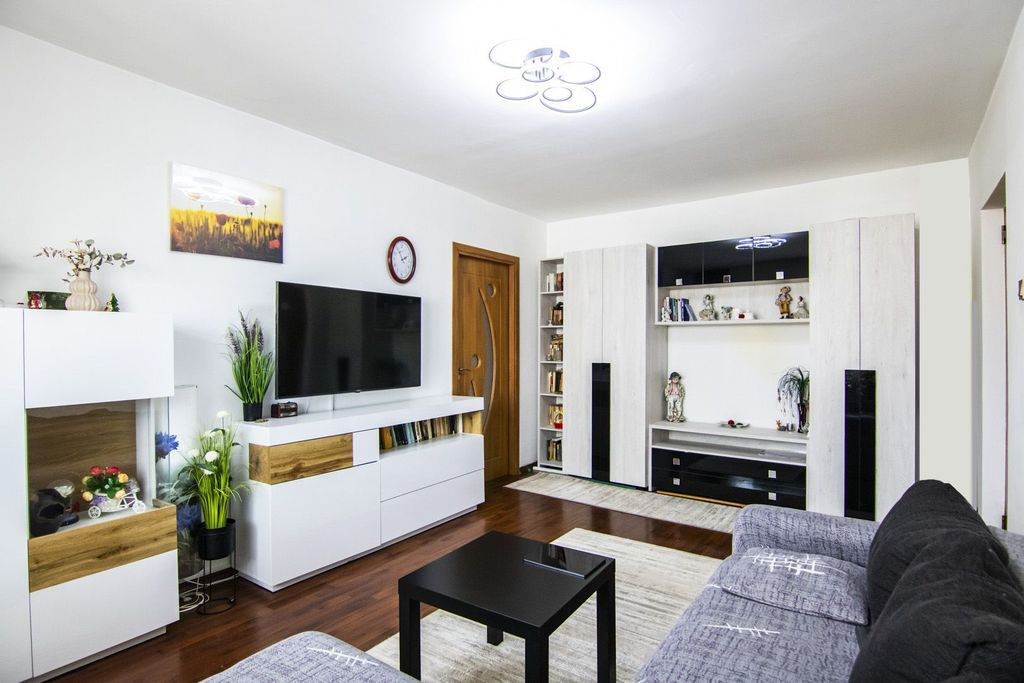 Metrou Lujerului, 2 camere, bucatarie mare, geam la baie,...