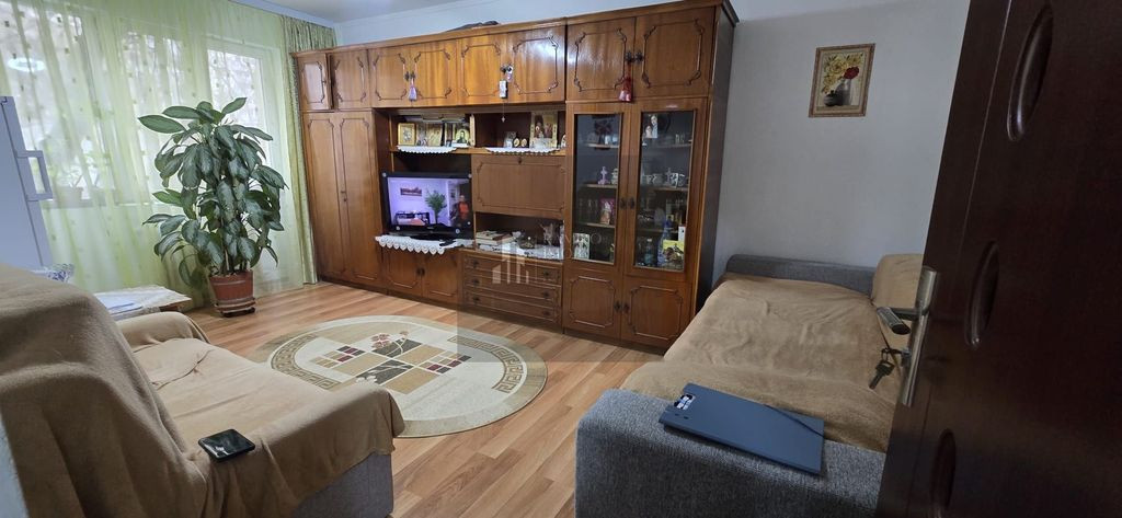 Apartament 2 camere, Titan, decomandat, etaj 1,